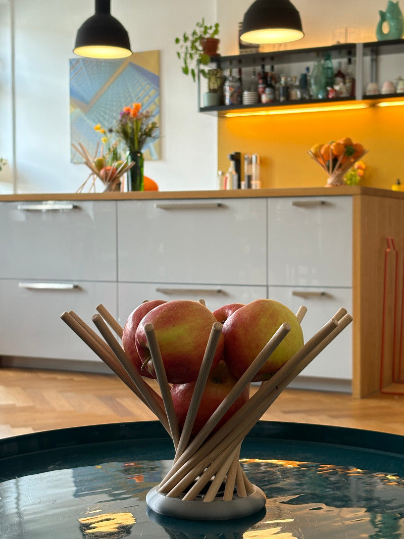 Obstschale Dekoschale steckbaren Schale auf einem runden Couchtisch, im Hintergrund ist eine Kücheninsel zu sehen