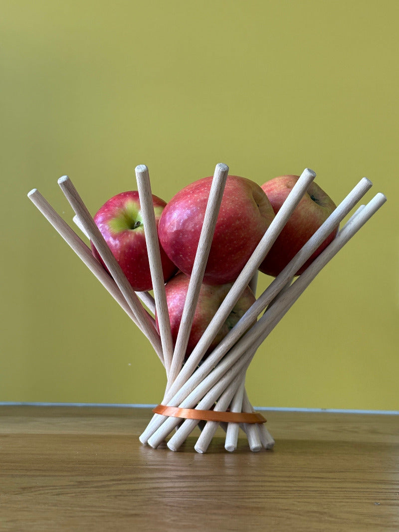 mit Obst gefüllte Obstschale Dekoschale steckbare Schale variante ring drob kupfer mit goldgrünem Hintergrund