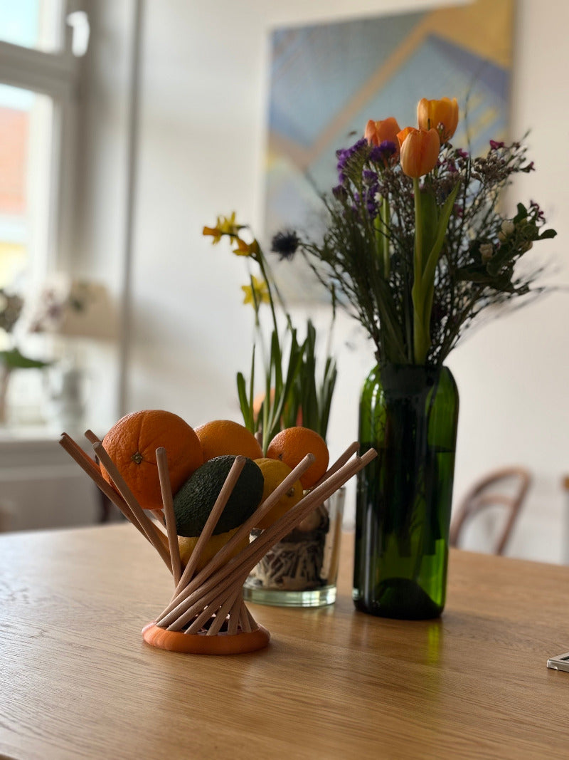 mit früchten gefüllte Obstschale Dekoschale steckbaren Schale im Hintergrund Blumensträuße