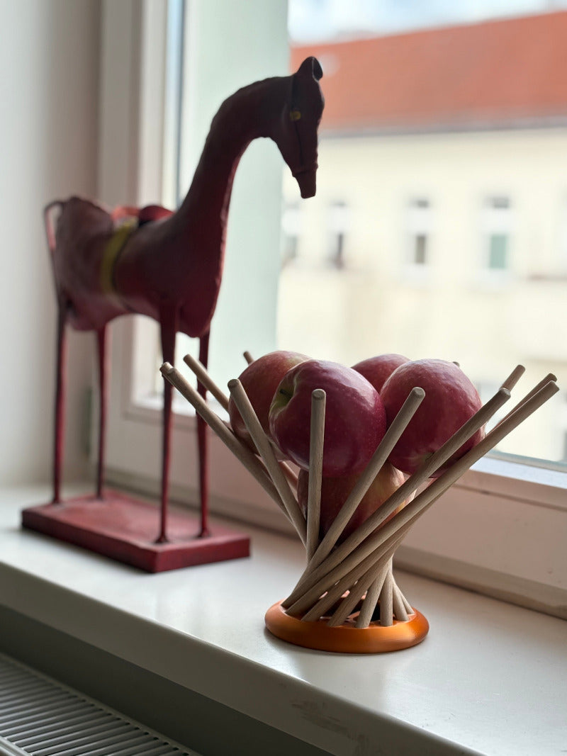 mit Frühten gefüllte Obstschale Dekoschale steckbaren Schale auf einem Fensterbrett mit einer Pferdfigur